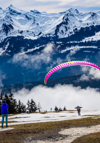 Ein Schüler startet mit Unterstützung eines Startleiters auf der Rotenflue. Flugschule touch and go Paragliding bietet individuelle Betreuung in der Zentralschweiz.