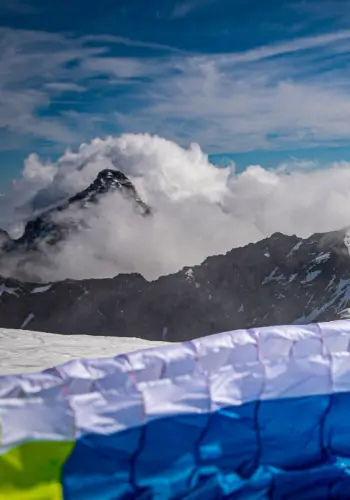 Der Gleitschirm liegt ausgebreitet bereit für den Start während der Ausbildung bei touch and go Paragliding.