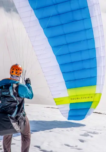 Groundhandling mit einem Gleitschirm während der Ausbildung bei touch and go Paragliding.