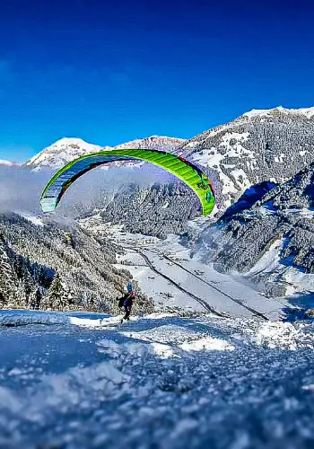 Schüler startet zu einem Höhenflug während der Gleitschirmausbildung in Wolfenschiessen mit touch and go Paragliding.