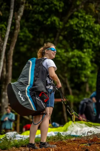 Pilotin mit Wendegurtzeug von WoodyValley – Bei uns findest du hochwertige Gleitschirmausrüstung von Top-Marken wie Highadventure, WoodyValley, Nova und vielen mehr.