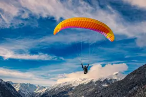 Der Nova Prion, ein sicherer und anfängerfreundlicher Schulungsschirm, im Einsatz bei touch and go Paragliding.
