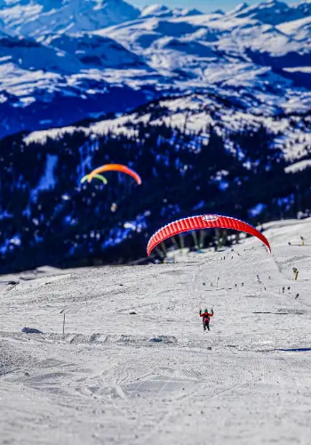Gleitschirmpiloten geniessen das Saisoneröffnungsfliegen in Laax mit touch and go Paragliding.
