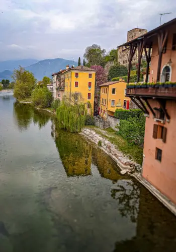 Gleitschirmpiloten geniessen lange Thermikflüge über Bassano del Grappa mit Blick auf die Alpen und die italienische Landschaft.