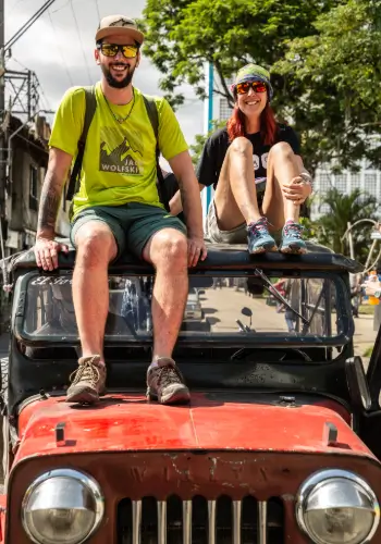 Offroader mit Gleitschirmpiloten auf dem Dach auf dem Weg zum Startplatz in Kolumbien.