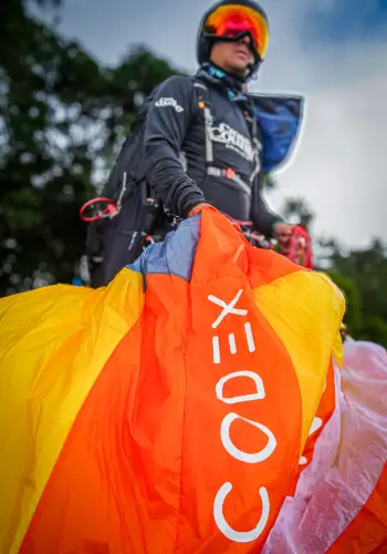 Geniesse den Blick über die grünen Hügel Kolumbiens während der Flugreise mit touch and go Paragliding und Airnomads Colombia.