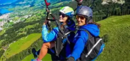Tandemflug im Schwyzer Talkessel mit touch and go Paragliding – der Passagier geniesst die Aussicht auf die wunderschöne Landschaft.